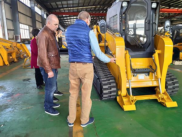 customer visit skid steer loader factory 01