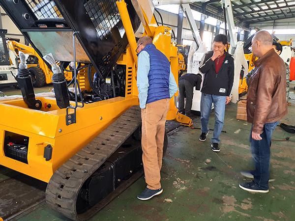 customer visit skid steer loader factory 02